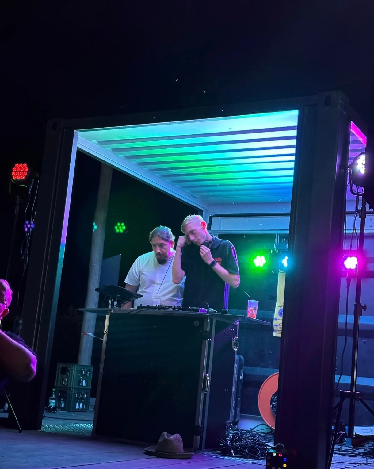 DJ-Performance mit farbiger Lichttechnik