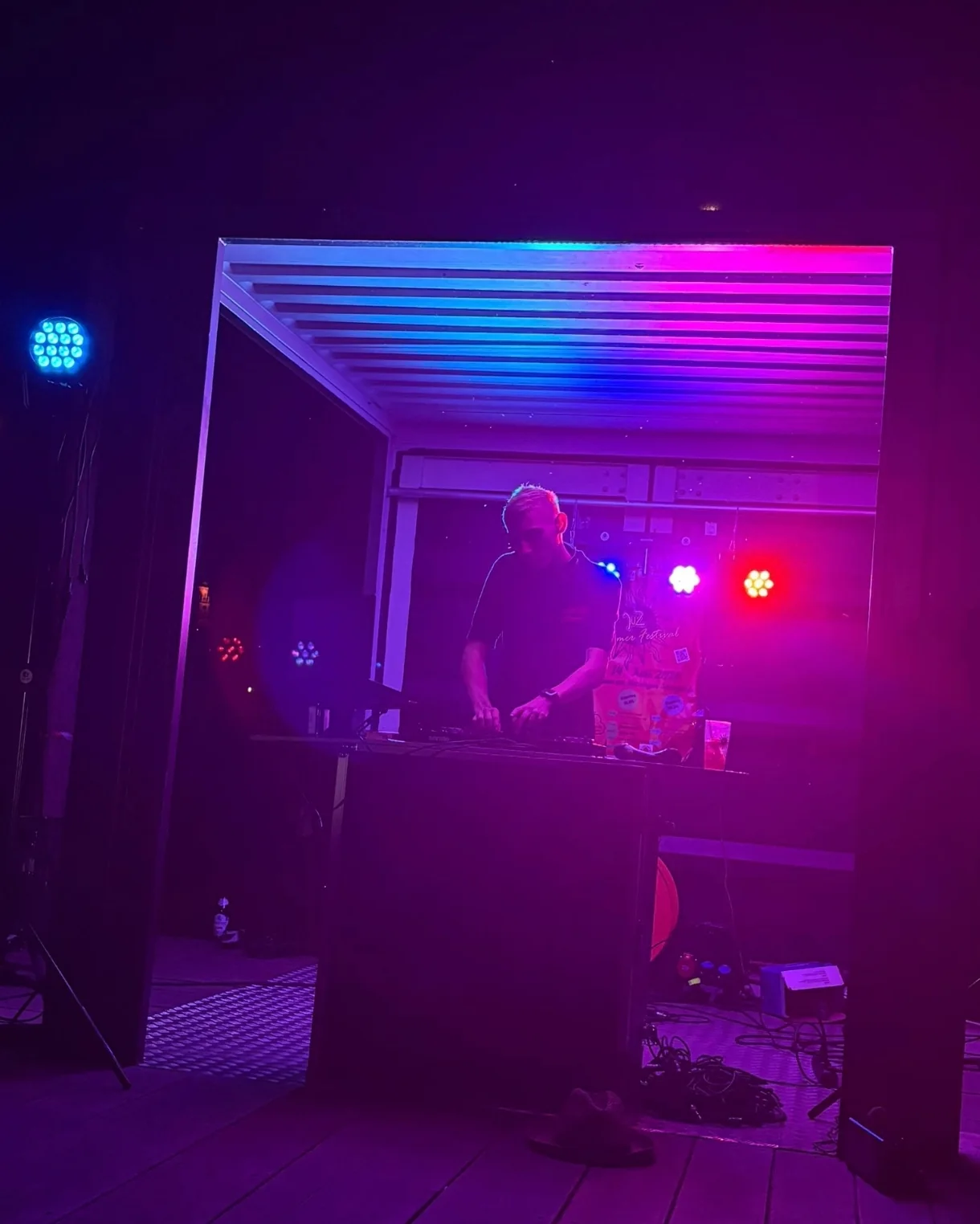 DJ Echo Noir bei einer Performance in violettem Licht