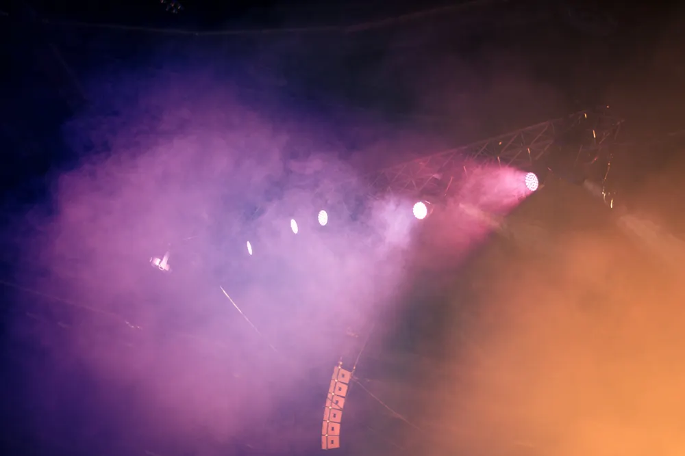 Bühnennebel in violettem Licht – Beispiel für eine Nebelatmosphäre